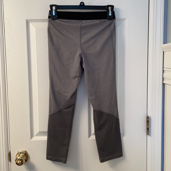 Nike Capri Legging - Picture 4 of 5